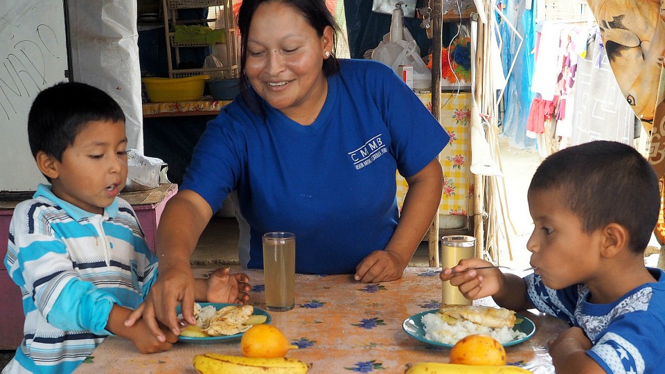 Ayudando a las mamás a ser mejores mamás. Las Agentes Comunitarias de Salud, como Luz Angélica, hacen la diferencia en su comunidad.