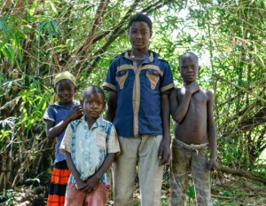 Internally displaced children outside Nzara, South Sudan