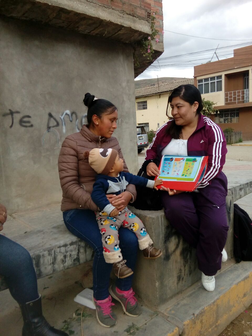 Nurse Maritza teaching a mother about how to avoid anemia by feeding her baby the right foods