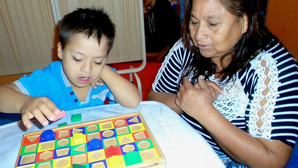 Rodrigo completing a puzzle - CMMB Peru Angel Rodrigo completing a puzzle - CMMB Peru Angel