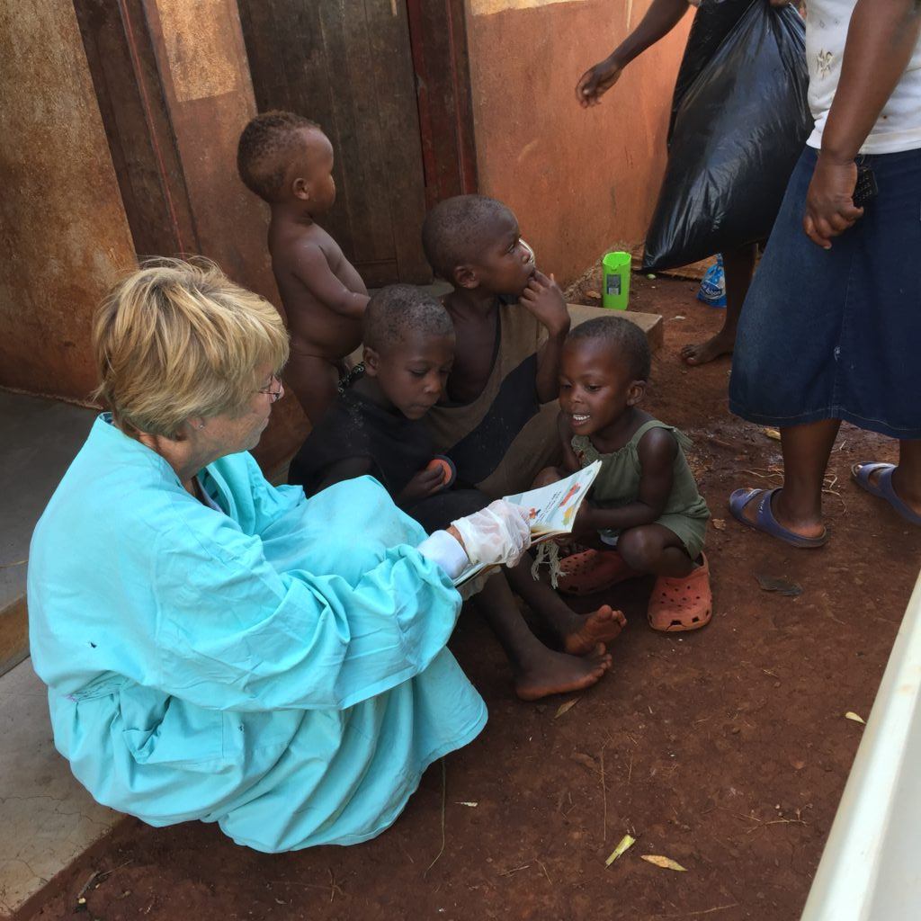 Kathleen talking with Lomapulazi's great grandchildren