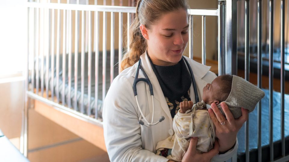 CMMB Volunteer Stephanie Summa with Shiela Kahundu Mukuwa and her baby Innutu in Mwandi Mission Hospital, Mwandi, Zambia.