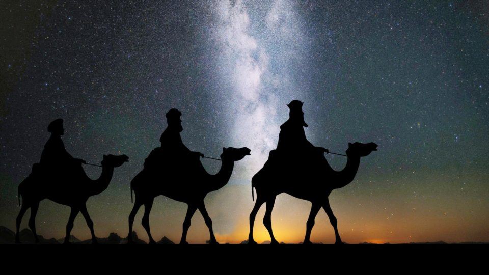 three wise men walk to visit jesus