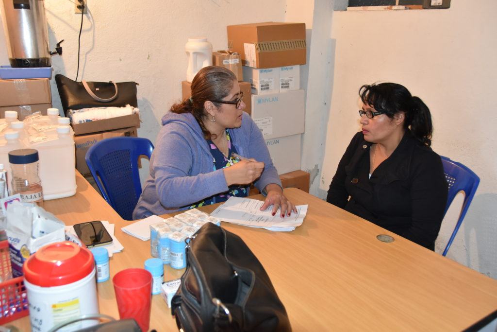Image of two people sitting at a table at the Santa Isabela Clinic