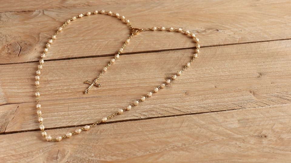 Image of a rosary in the shape of a heart