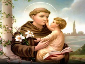 Saint anthony of padua representerad i en målning som håller ett ungt barn