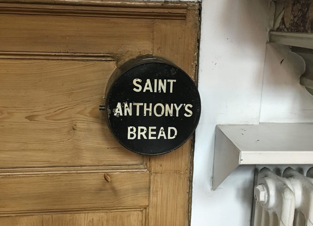 Plakette mit den Worten St. Anthony's Bread's Bread"