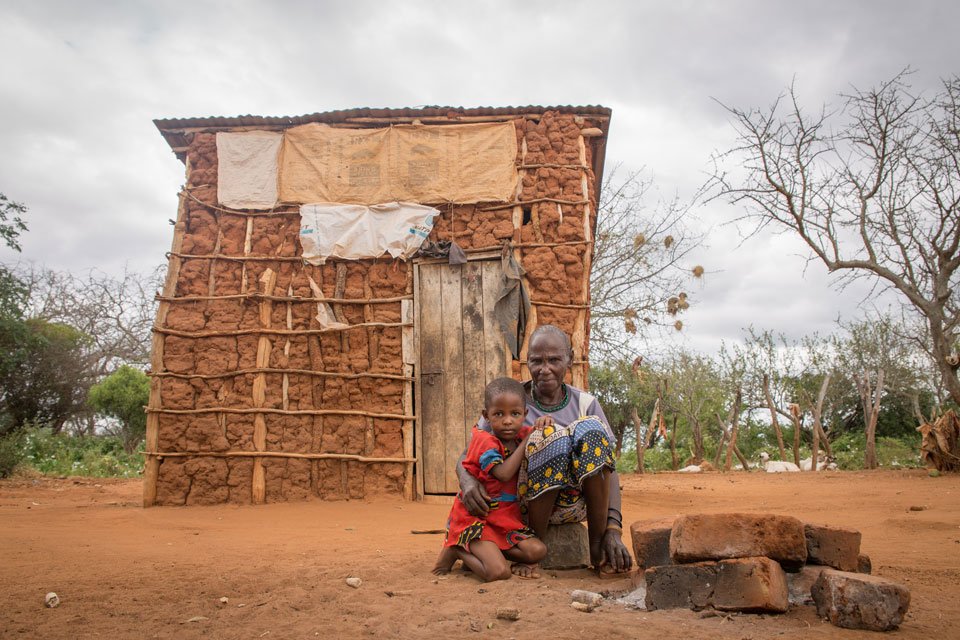 A woman sitting with a girl in Mutomo, Keynya