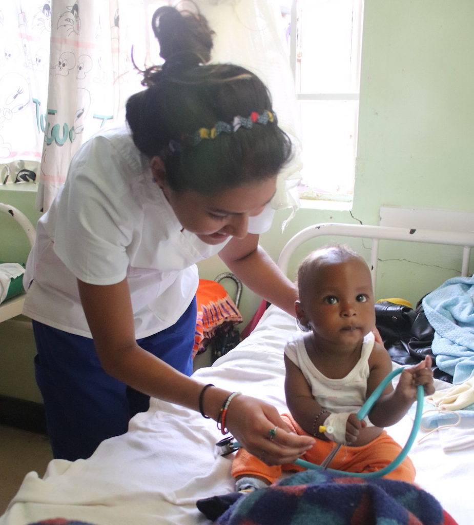 Samantha treats a patient at the Mutomo Mission Hospital 2019