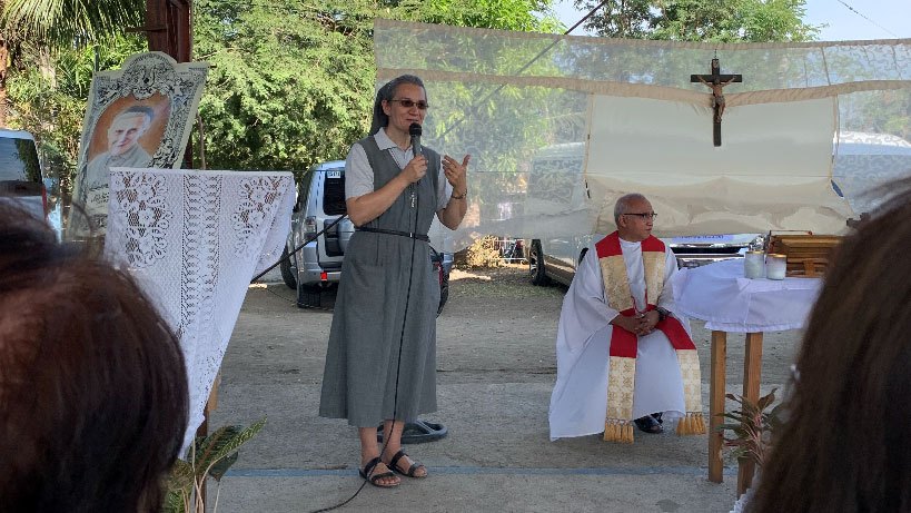 Sisster Wioletta Sobeska speaking before a group in the Phillipines.