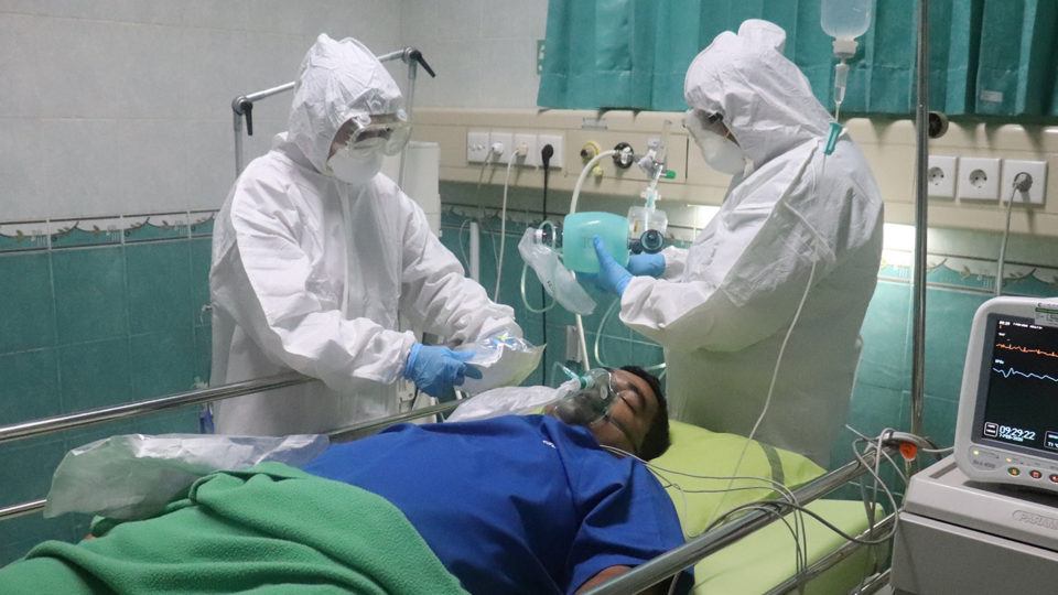 Hospital workers providing oxygen during COVD-19.