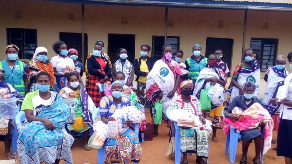 A group of mothers and health workers involved in Linda Uzazi project at Muthue Dipensary in Kenya.