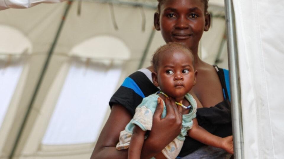 A mother holding her child in Nzara, South Sudan.