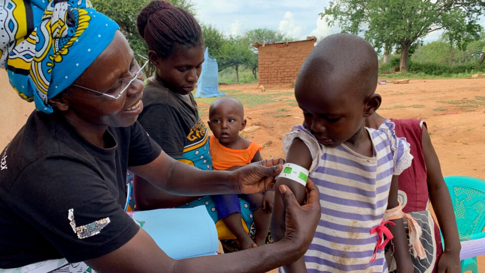 CHW monitoring for malnutrition with a muac band_Kenya_July2022