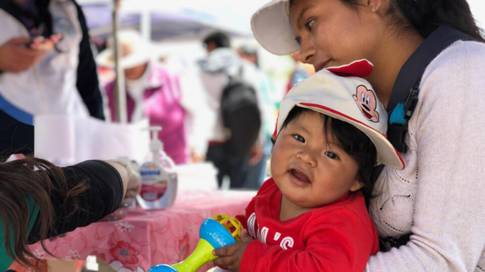 A mother and her child participate in a CMMB community health program in Peru