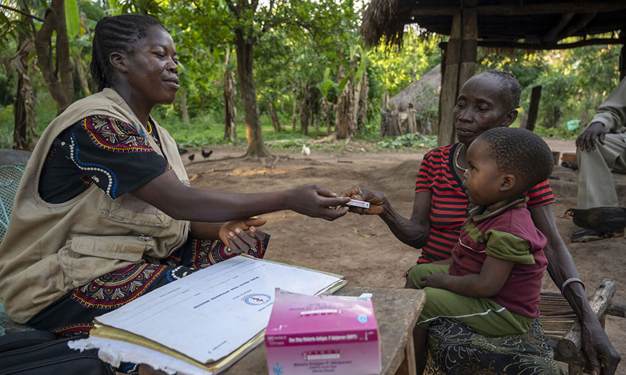 A boom health worker in South Sudan provides basic health treatment to family. 2023 April