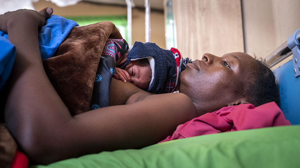 A mother does kangaroo mother care in Zambia. CMMB works with our affiliate Access to Health Zambia to promote healthy pregnancies.